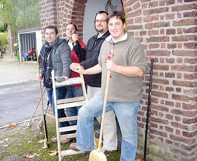 Grenadieroffiziere reinigen Kapelle